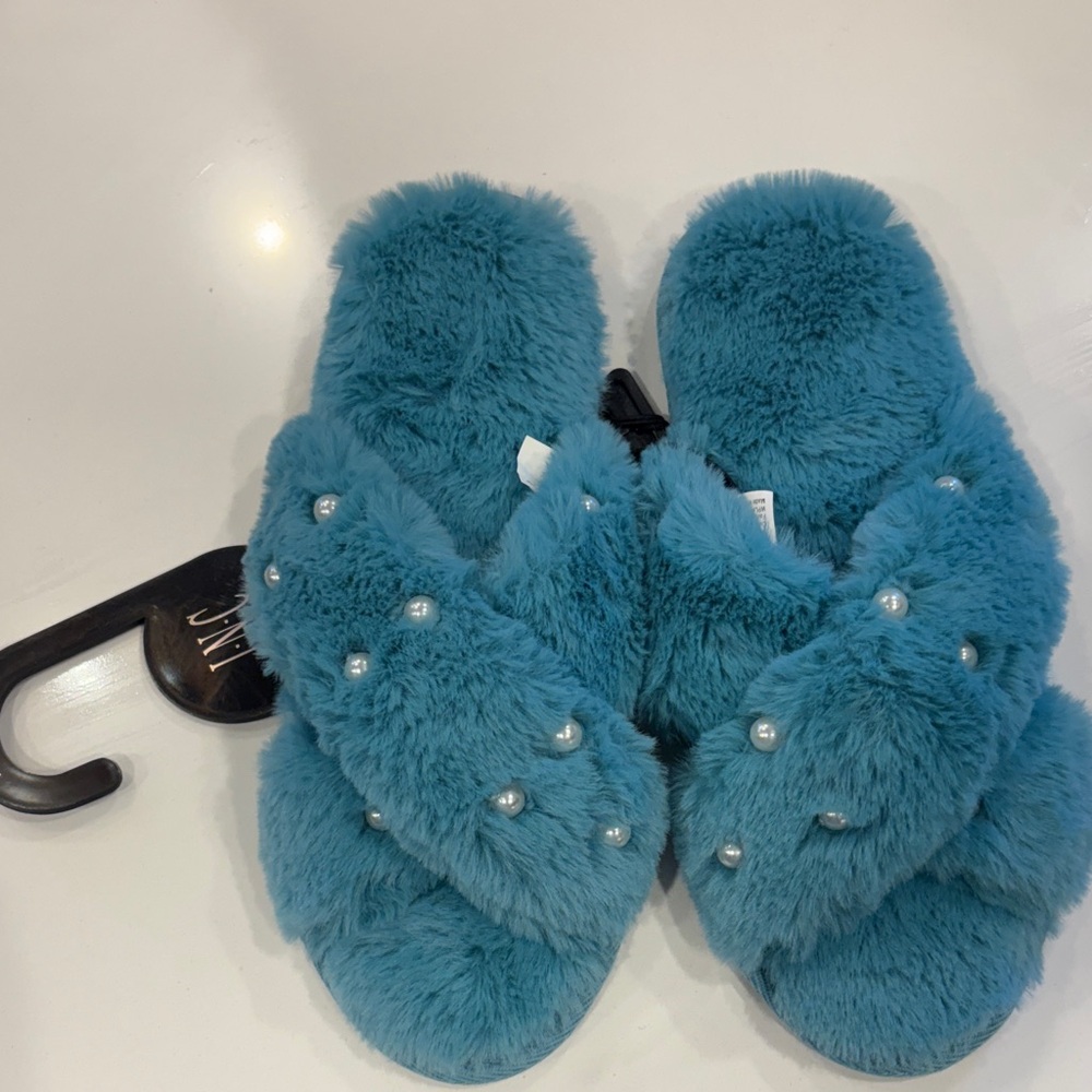 Cozy nwt  turquoise faux fur house pearls chanel look Slippers 11-12  inc